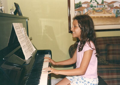 Práctica de piano Daniela Rojas de 11 años en su práctica de piano.