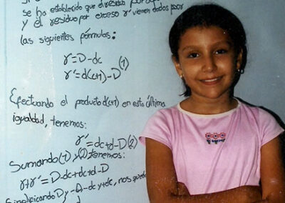 Primera exposición de teoremas en matemáticas Daniela Rojas en sus 10 años exponiendo su primer teorema de matemáticas. Nivel Universitario